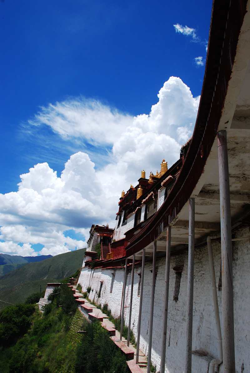建在半山腰的止贡提寺.