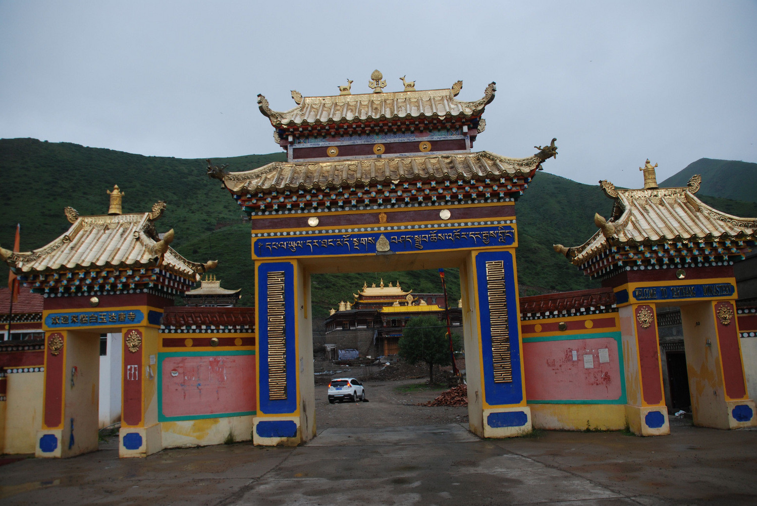 佛国圣境古老的宁玛派寺院果洛白玉达唐寺