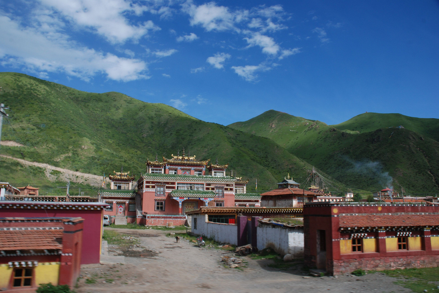 佛国圣境古老的宁玛派寺院果洛白玉达唐寺
