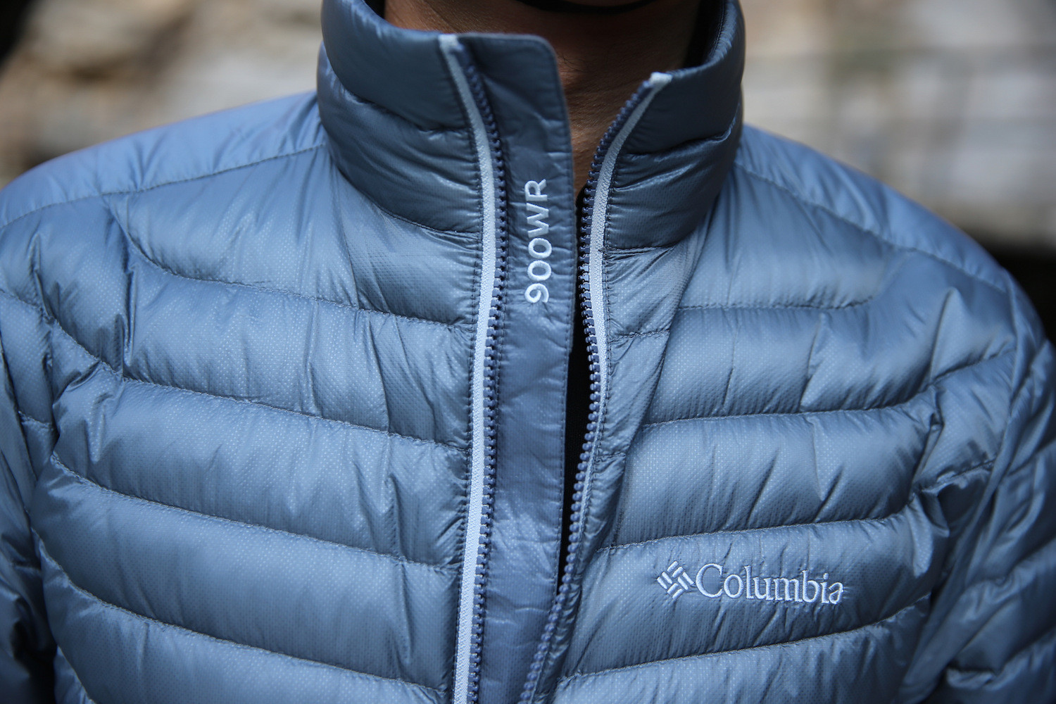 虐待羽绒警长的暴力测试哥伦比亚900蓬拒水排骨羽绒你敢pk吗