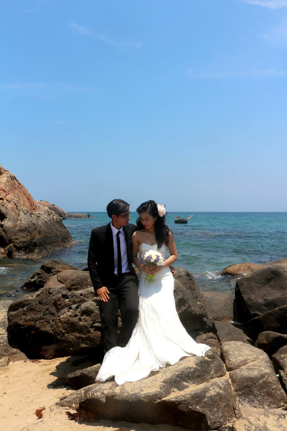 茶山乱礁群里,很多越南的新人都爱在这里拍婚纱照.