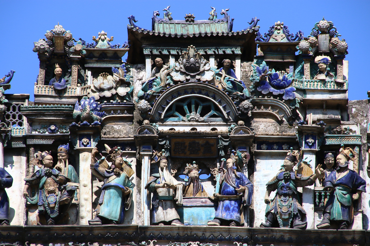 陈家祠屋脊上的陶塑