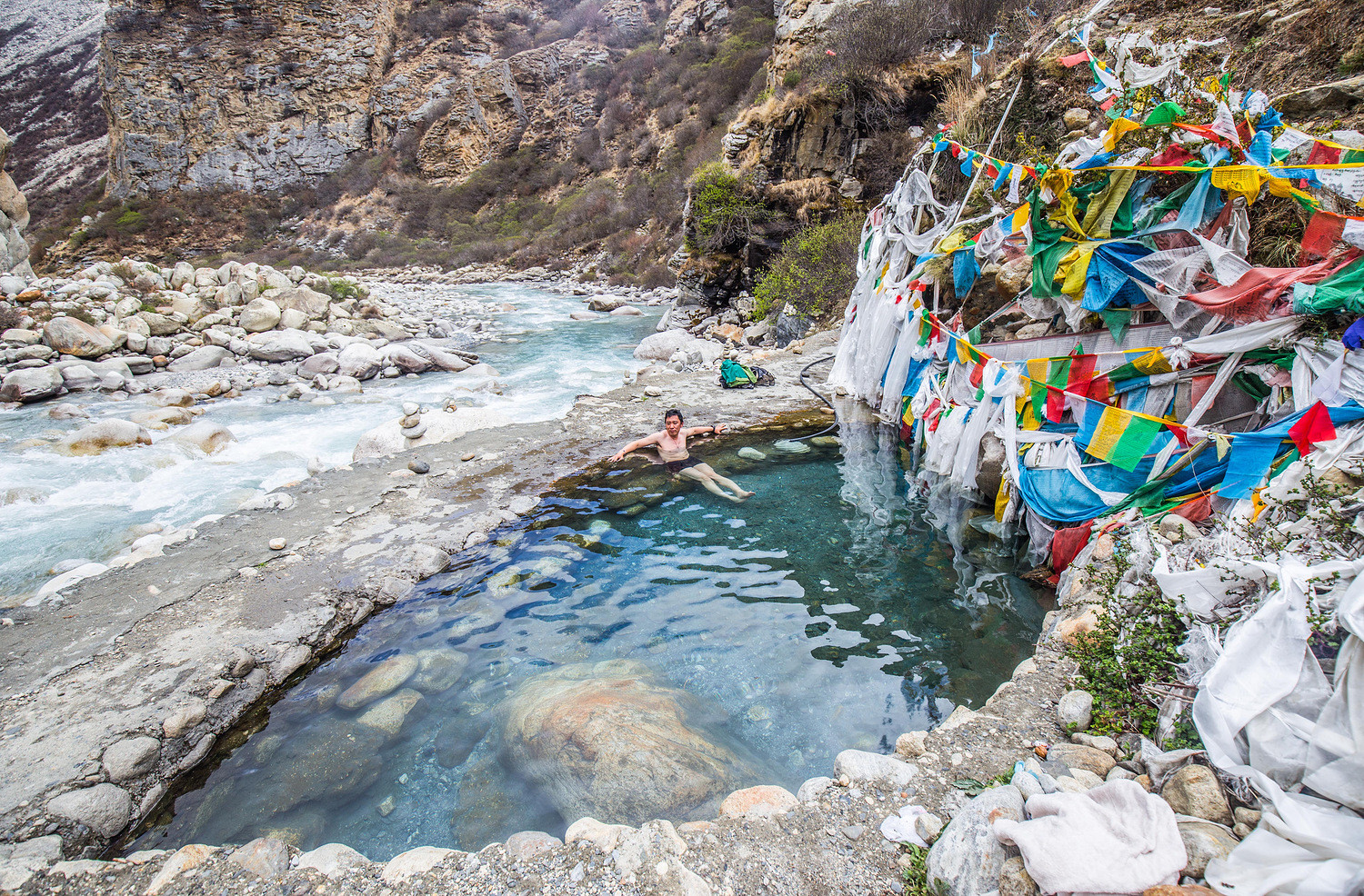 满经幡的河谷里就见着腾起阵阵白烟,这就是传说有108眼神泉的拉普温泉