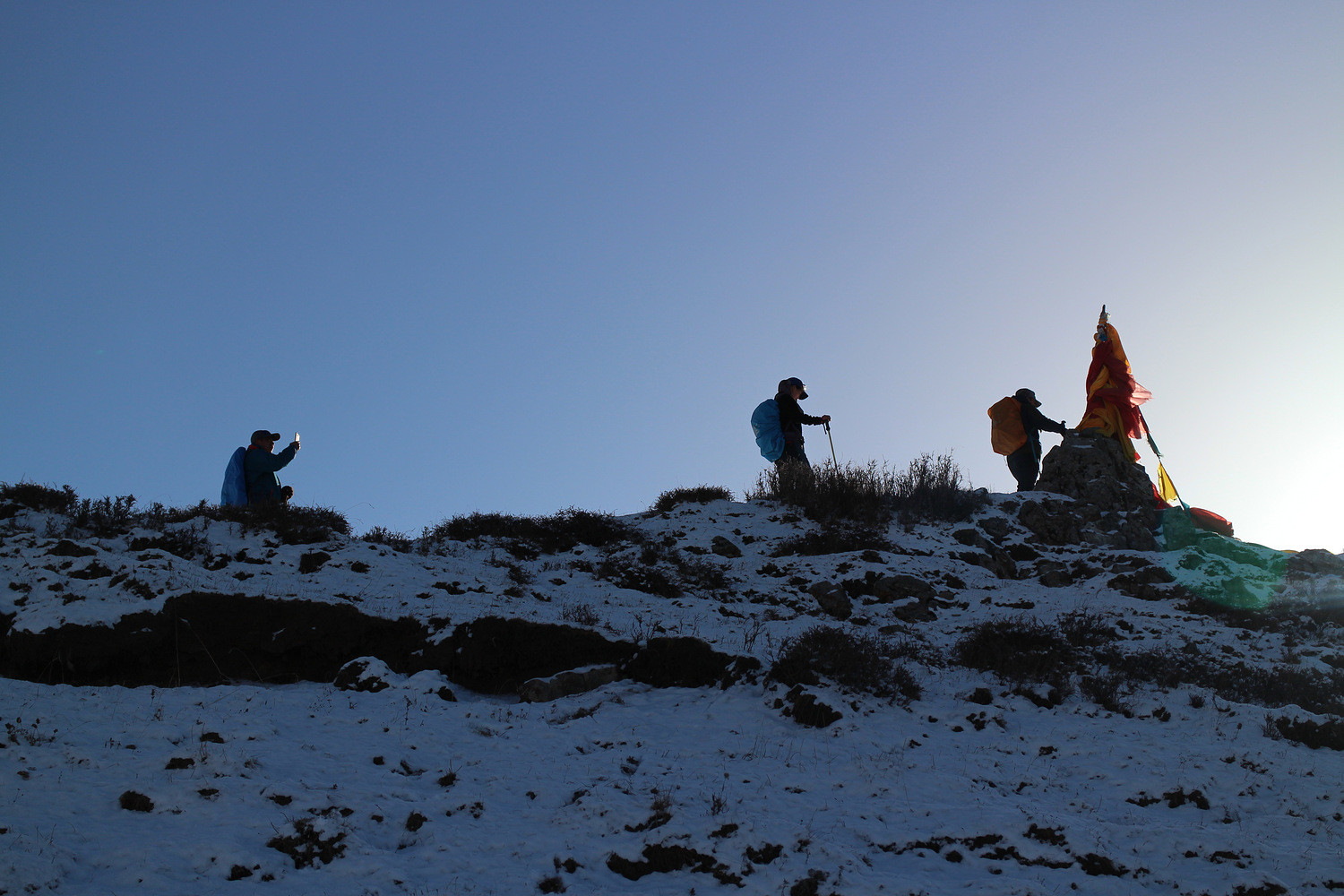 人生是一场山迢水长的跋涉青海高海拔户外阿米多藏山三峰连穿登山活动