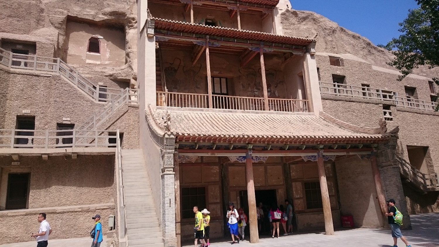 这就是敦煌的三层楼,传说是王道士买了敦煌窟藏宝藏后修建的.