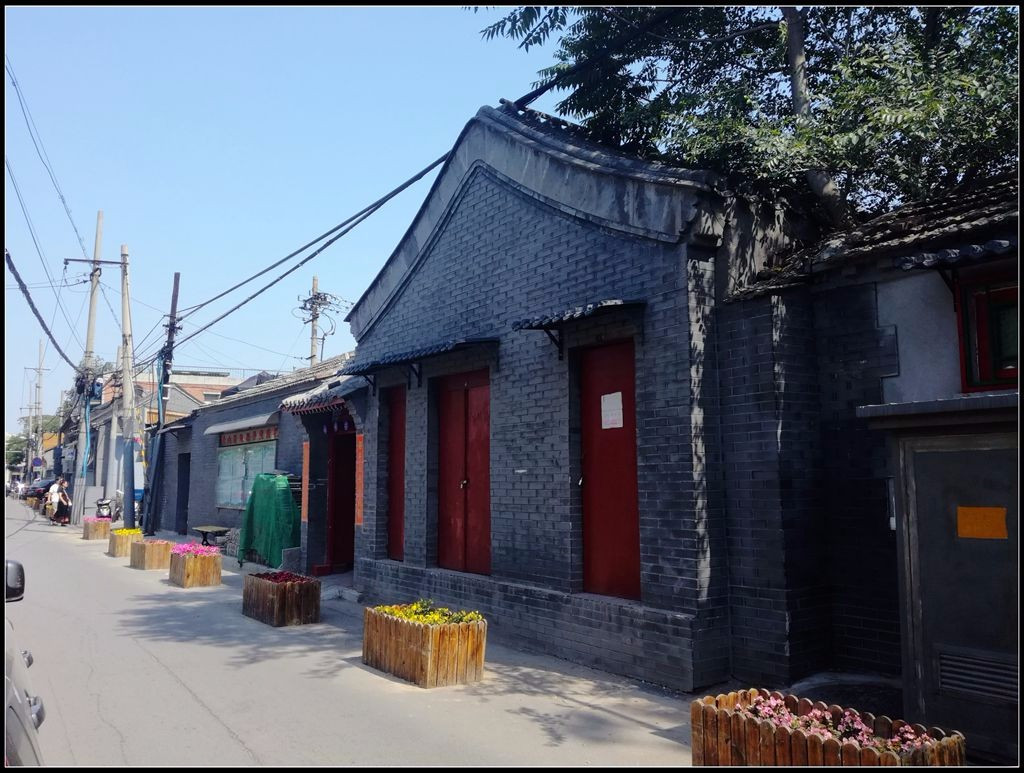 钱粮胡同东口,相比其它胡同,钱粮胡同可称的上是即整洁又宽敞,让人有