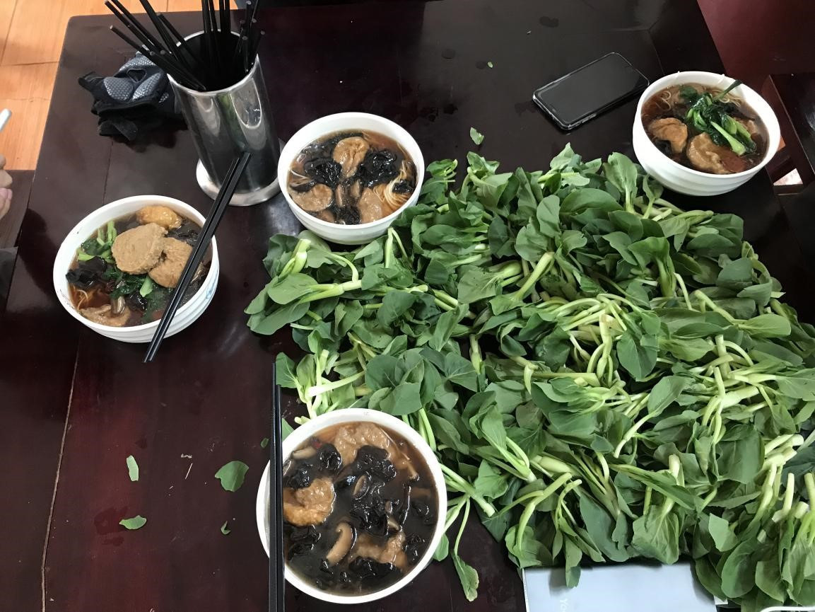 挑了张放满的小青菜的桌子,搭配些绿意这样吃起面来比较有食欲,菜不够