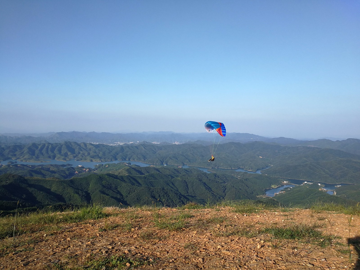 智峰山滑翔伞基地位于汨罗市风光秀丽,景色迷人的千年古镇长乐.