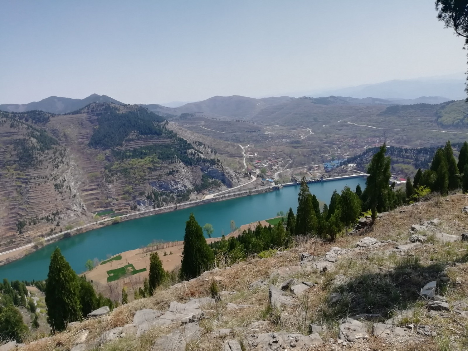 从山顶俯瞰田庄水库