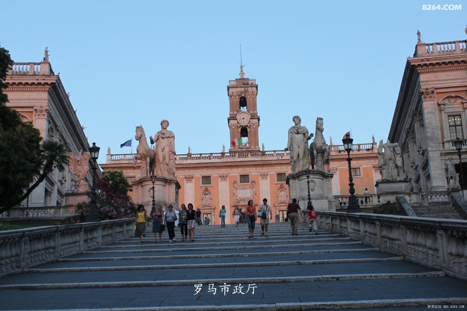 罗马市政厅广场是建筑与雕塑完美结合的综合体,是罗马最美的广场之一.