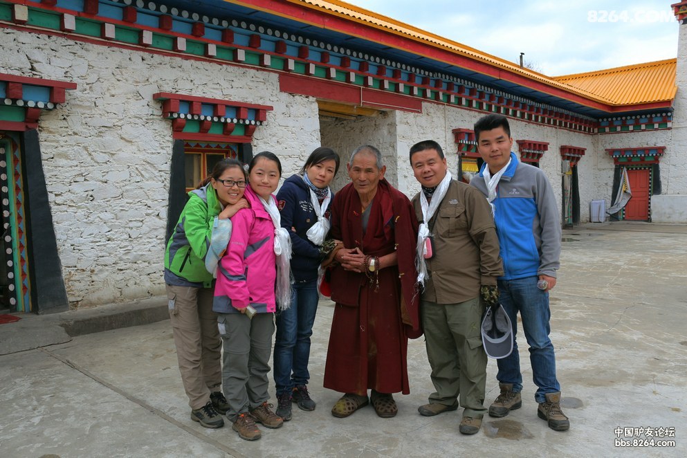 好了,切入正题,木里康坞大寺活佛镇楼.希望此贴能火!