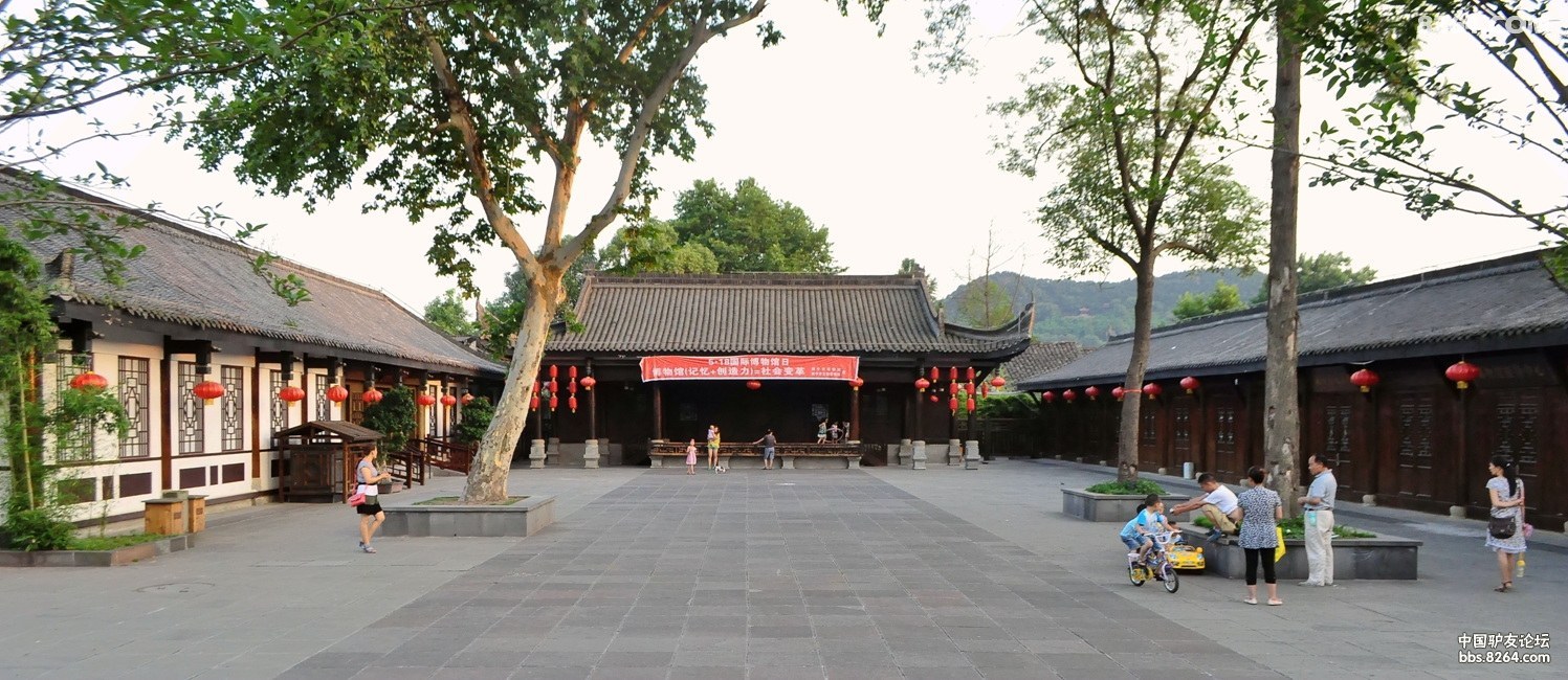 6.广场上的古戏�