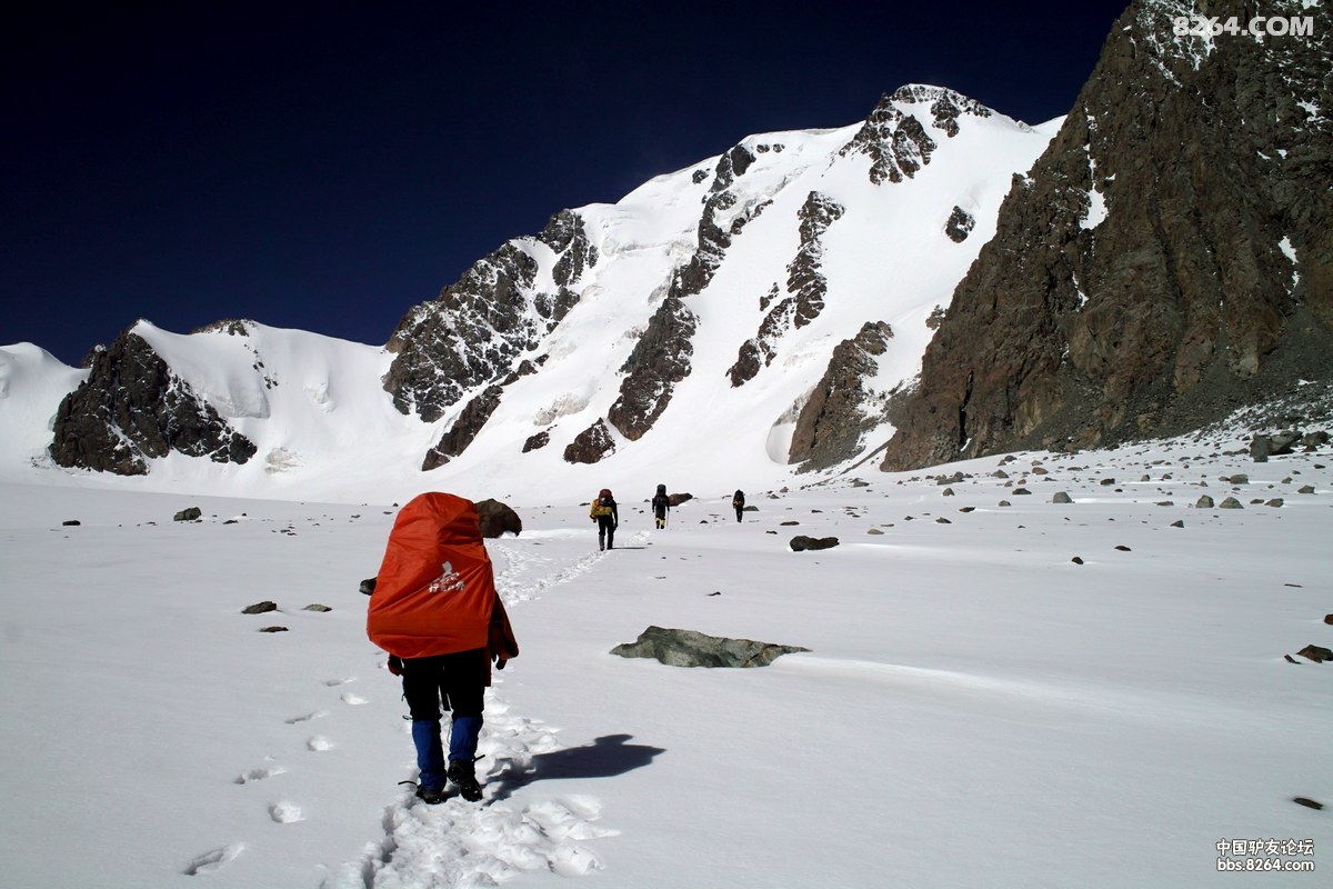 凯乐石登山队从北壁登顶天山托木尔提峰