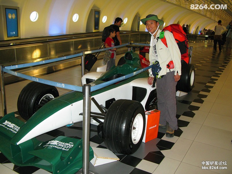 D1-阿布扎比的F1赛车.jpg