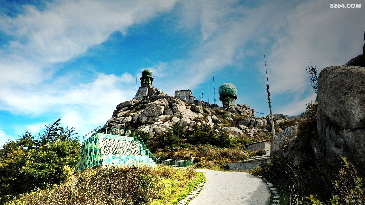 俊山红瓦碧海蓝天青岛崂山