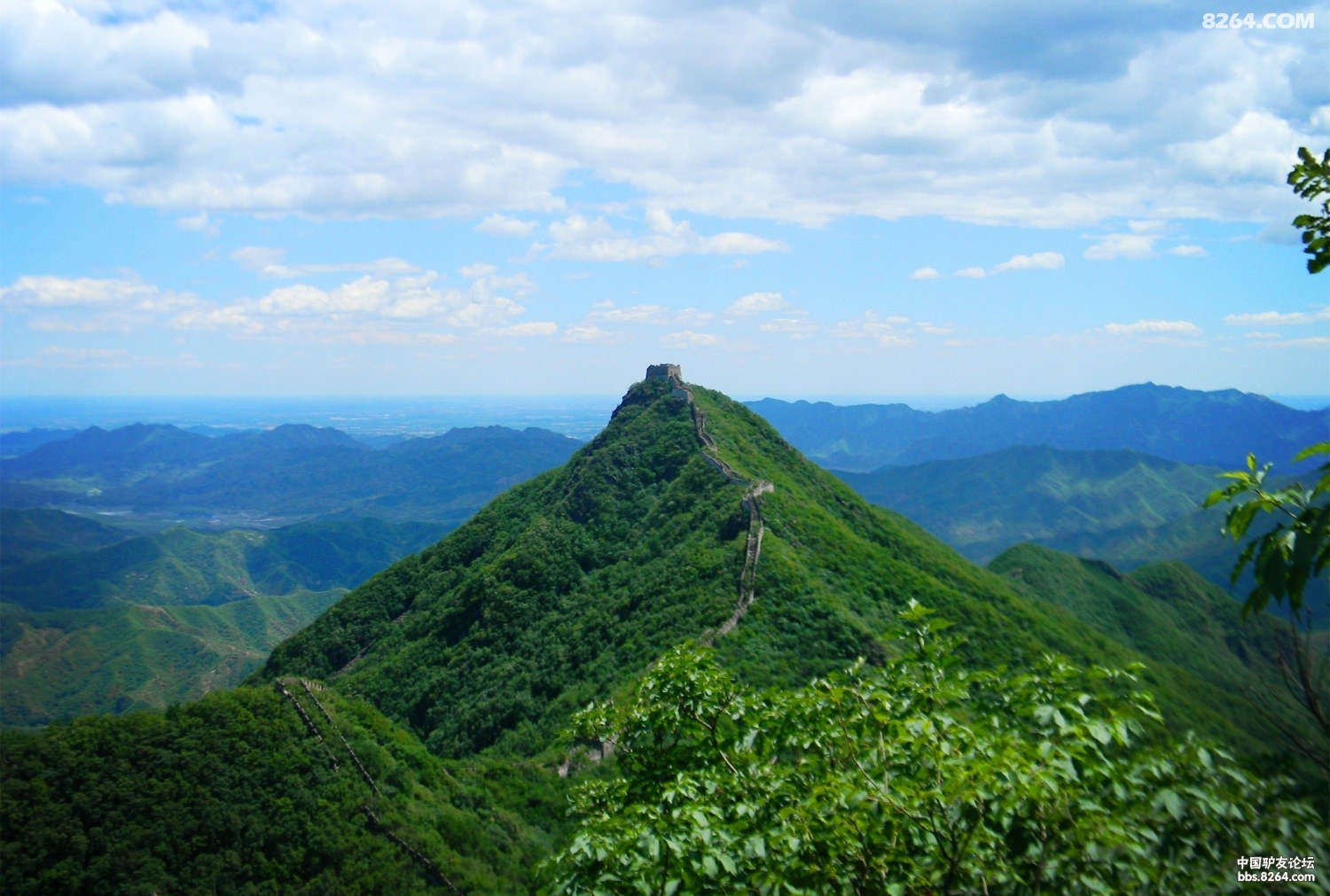 从50公里外长城顶远眺北京城众多地标建筑物一览无余