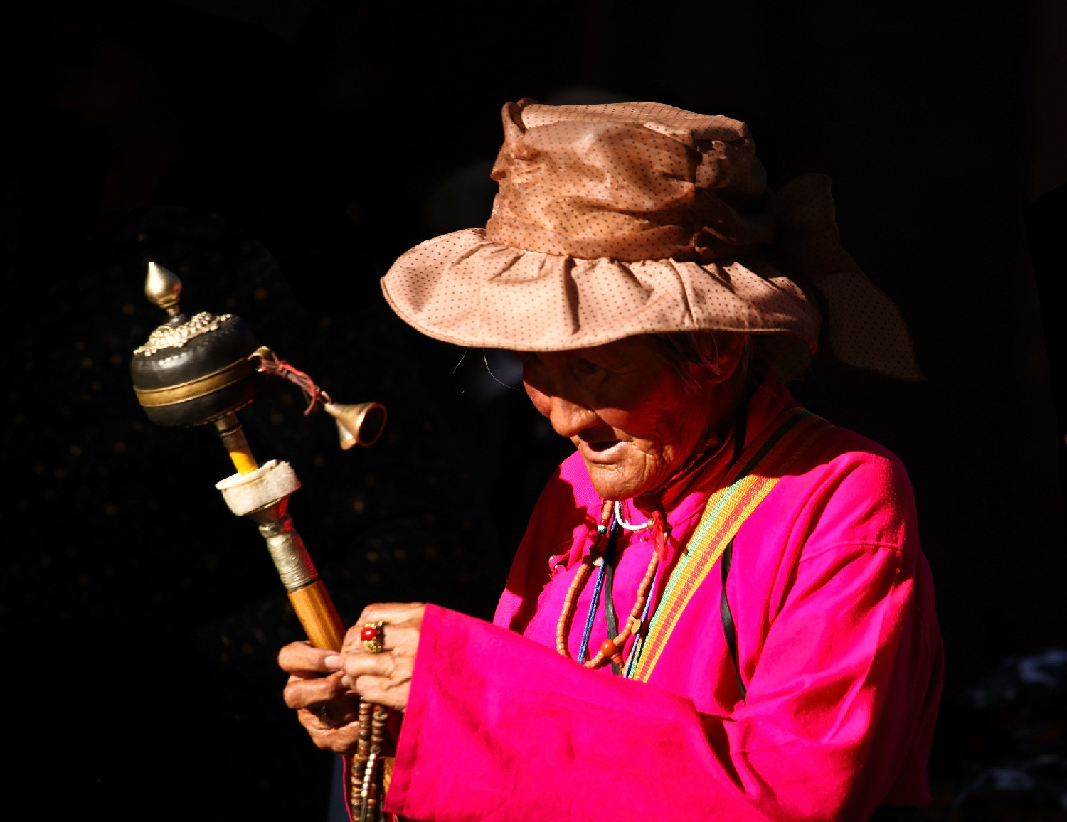 转经筒中,攥刻着六字真言,转动它,就转动了记忆,转动了轮回.