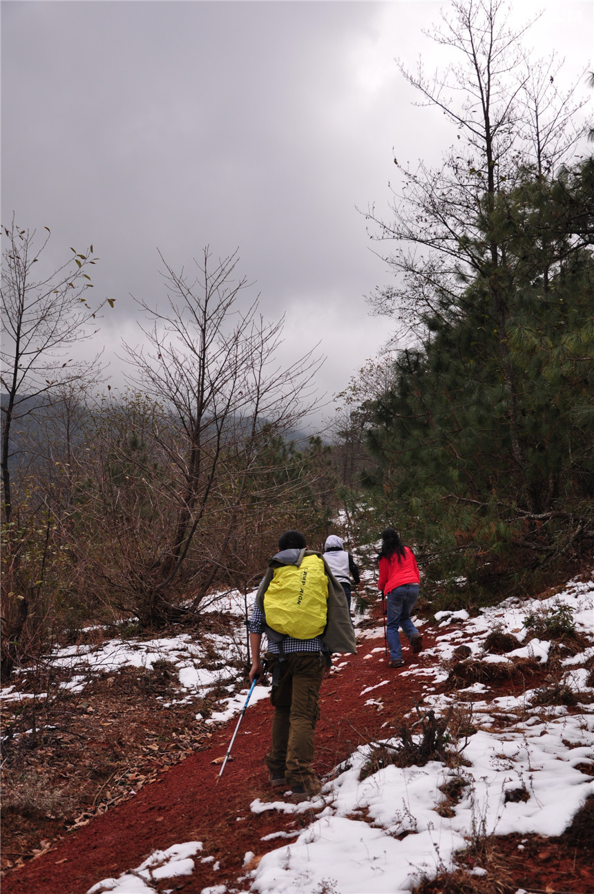 登山徒步会理县龙肘山玩雪打雪仗