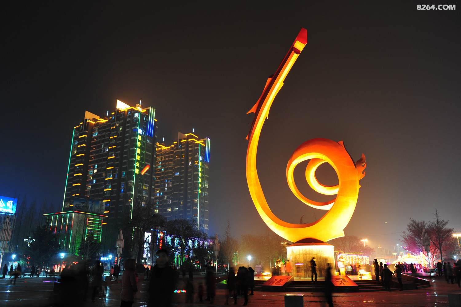 夜幕下的龙乡濮阳羊年伊始流光溢彩喜气洋洋