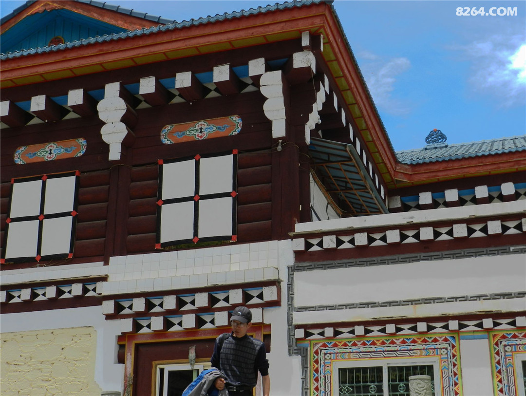 道孚的藏族民居和大山之中的草原