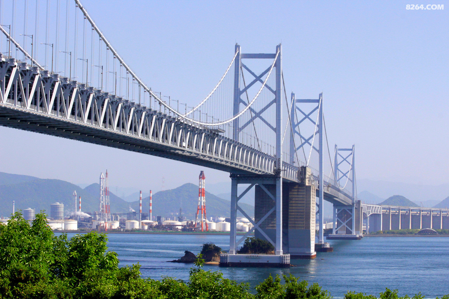 濑户大桥是全世界最长的公路铁路两用桥 老网@2015gw ..位于本州(冈山