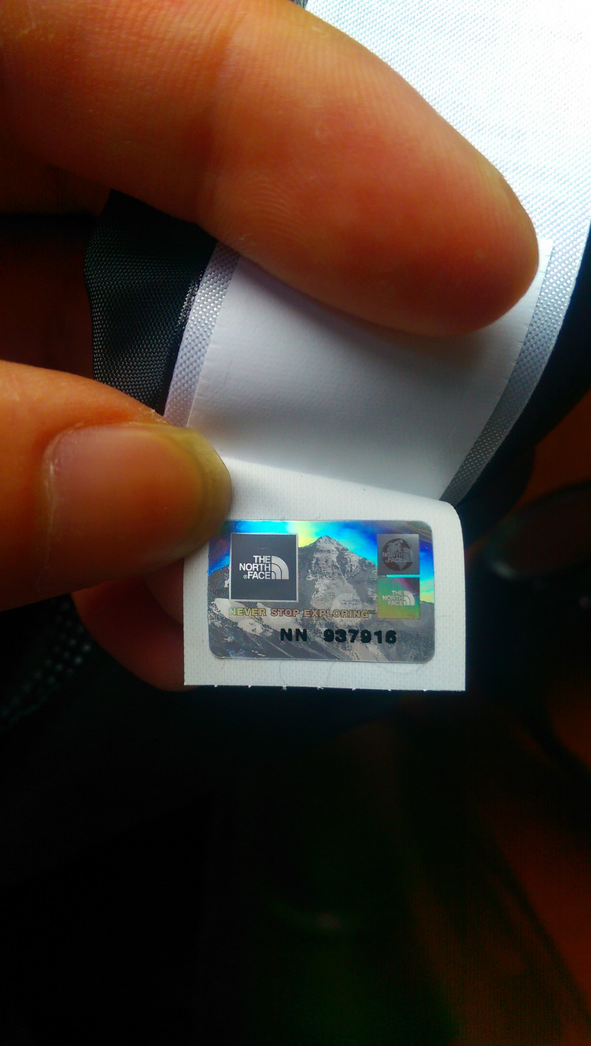 买了件新款的北面冲锋衣,激光防伪码看不来,有大神帮忙鉴定下么