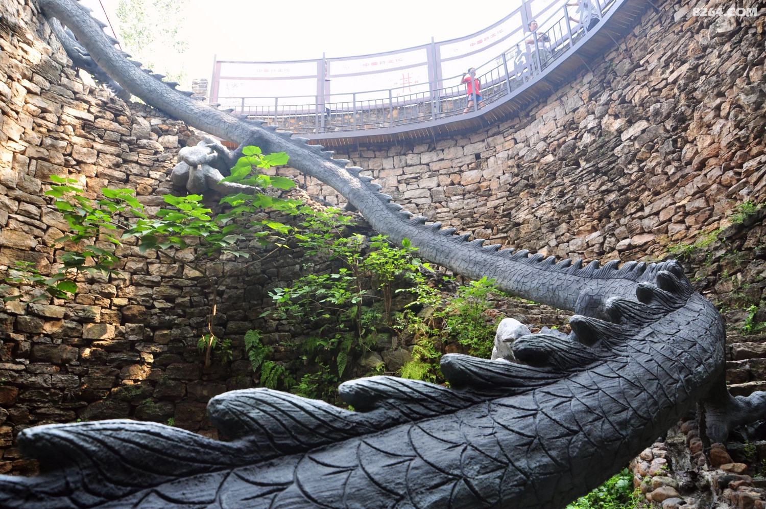 在新泰市龙廷镇掌平洼村,有口石头老井,其实这口石头老井并不老,因为