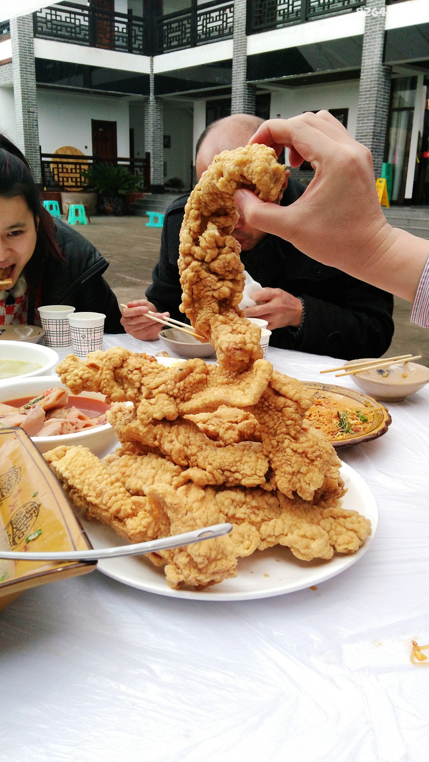 游巴中长滩古镇品特色美食大酥肉