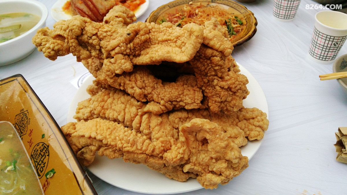 游巴中长滩古镇品特色美食大酥肉