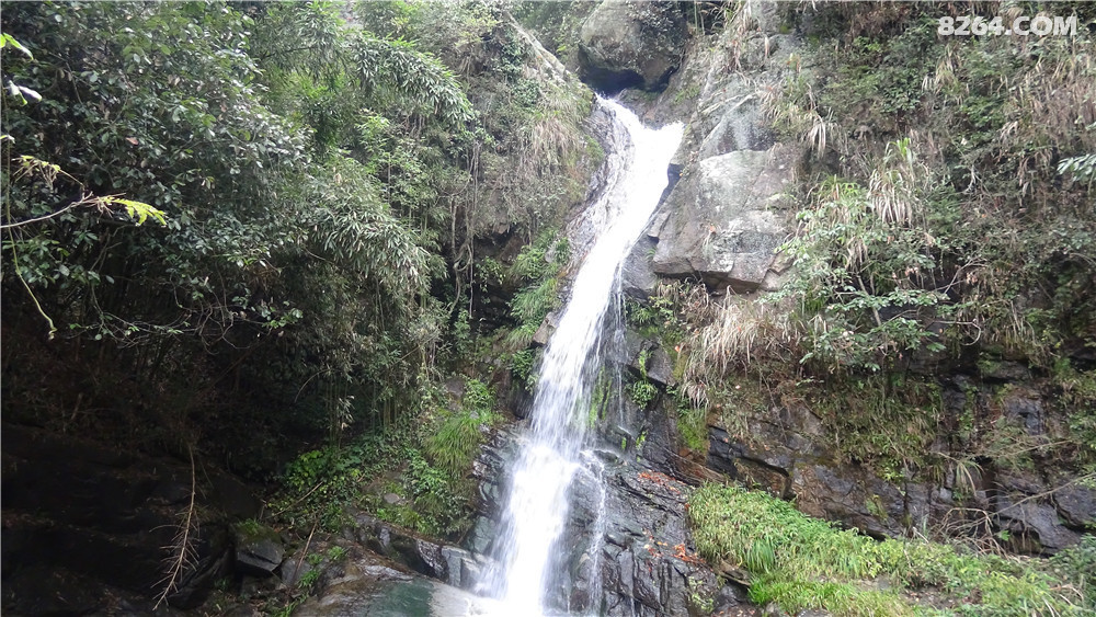 清清山泉水美丽响水潭