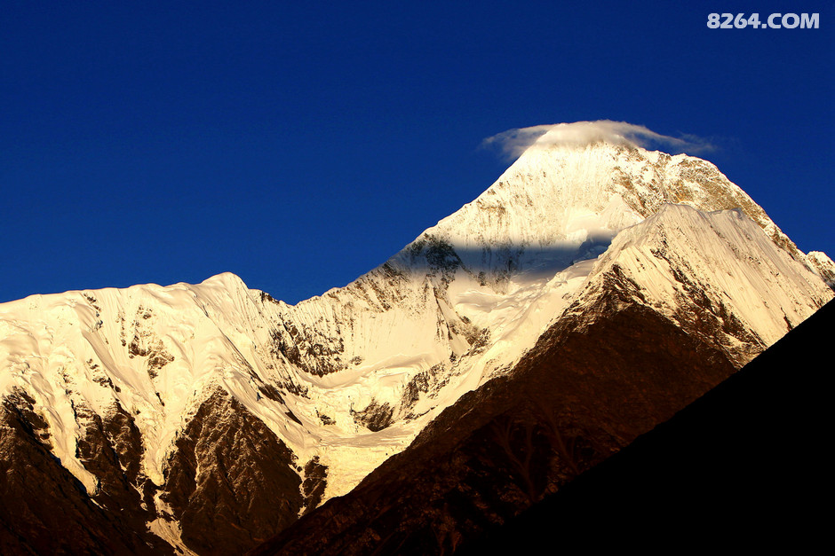 贡嘎在眼前飘散着旗云,美丽而庄严