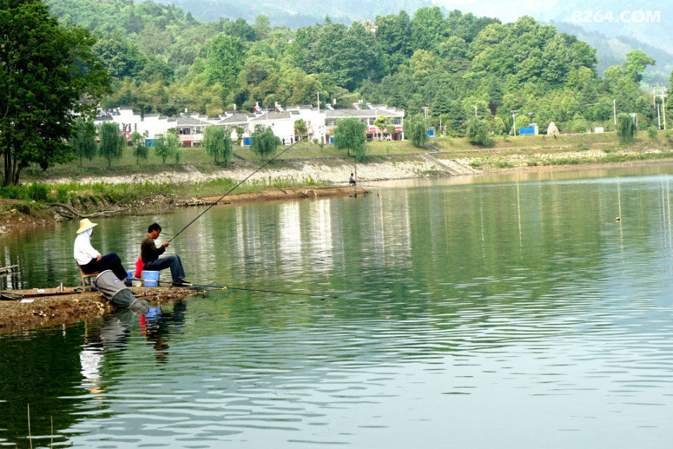 湖边垂钓享受自然