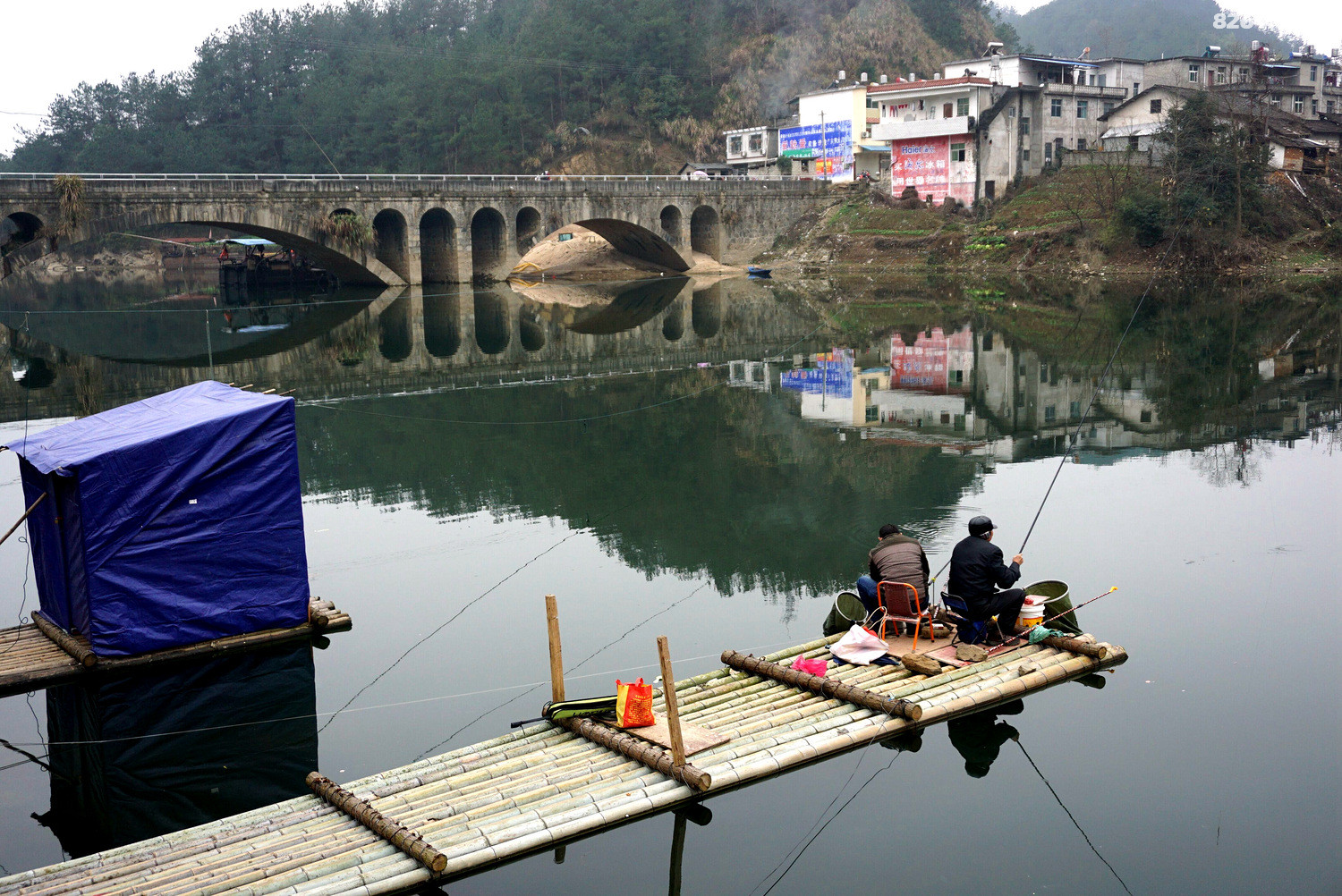 竹排垂钓乐逍遥