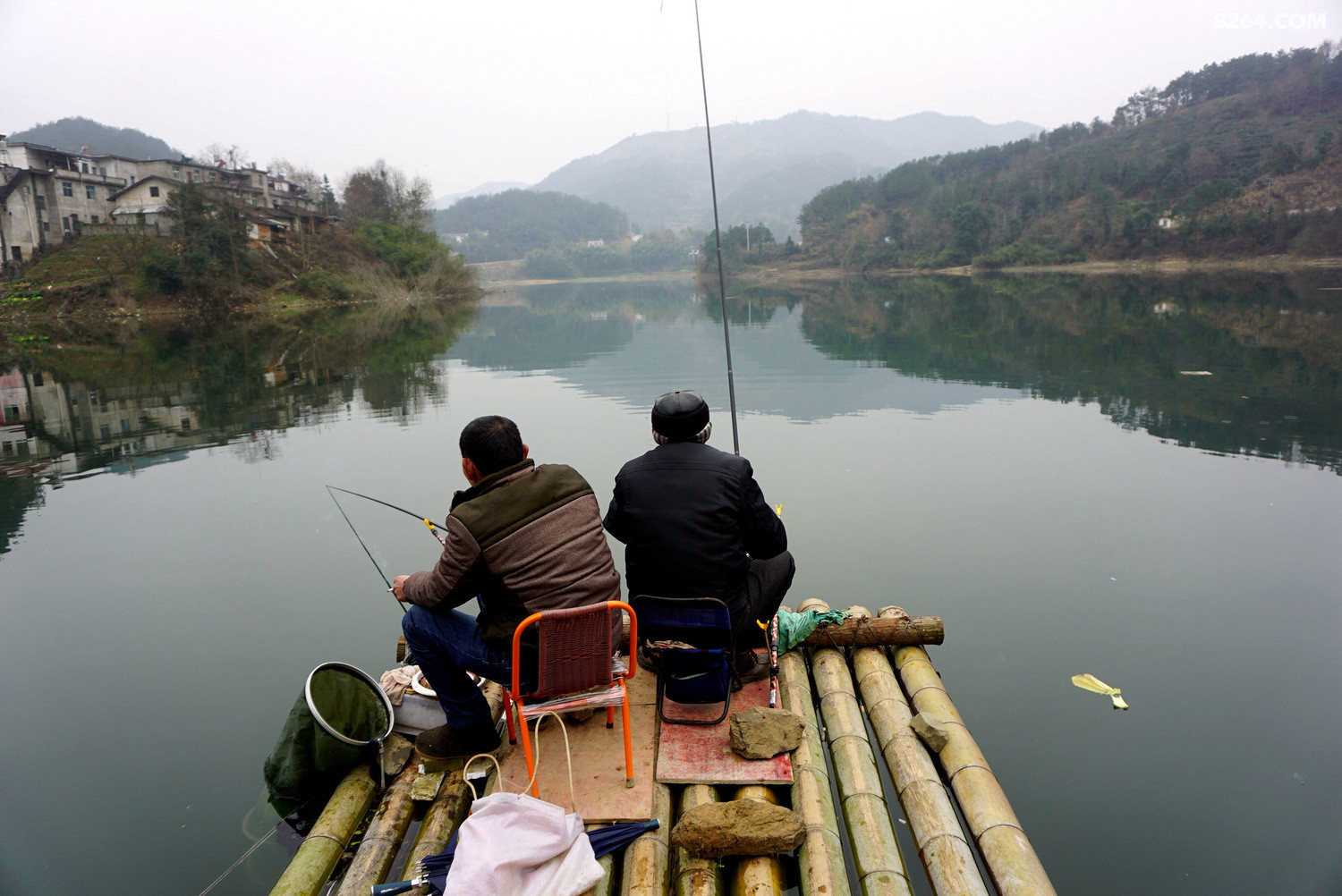 竹排垂钓乐逍遥