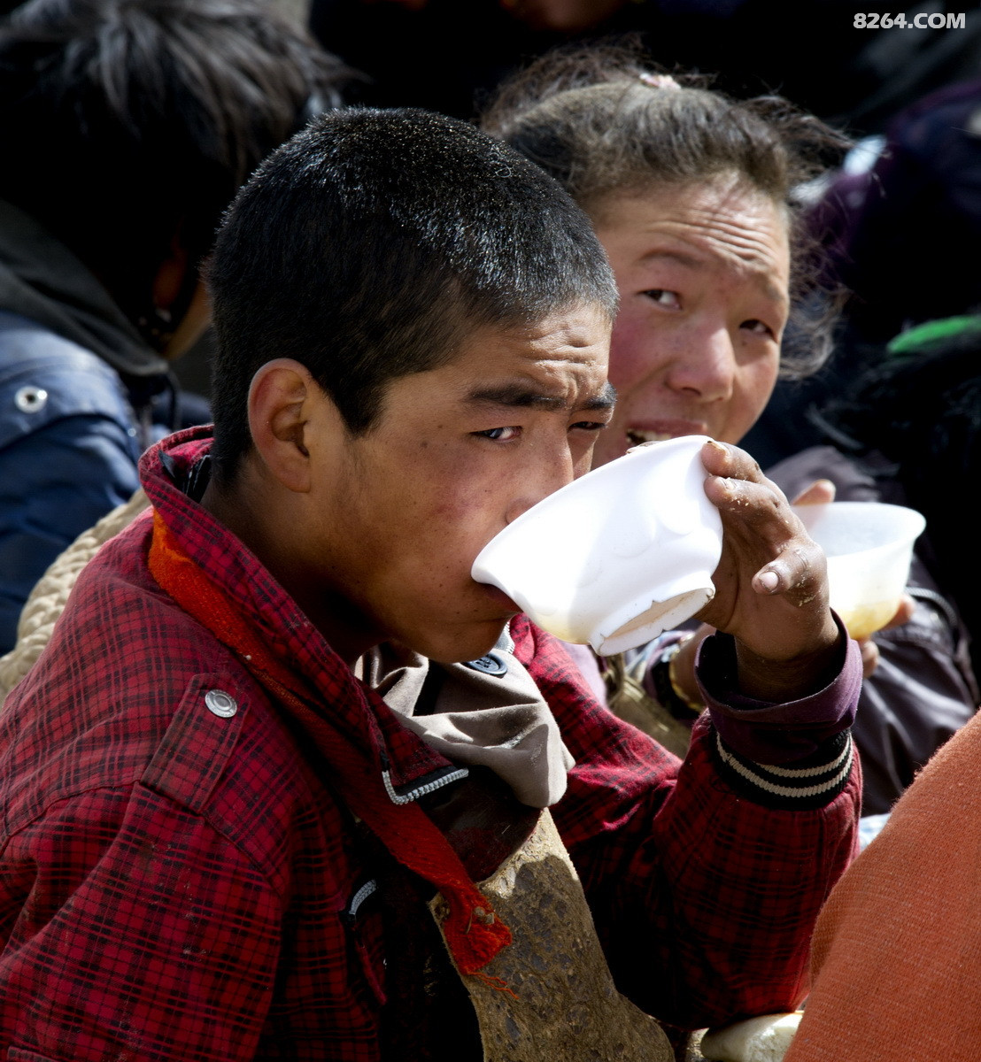 8 喝碗酥油茶 2010年10月摄于西藏那曲青藏公路(32°n,92°e) 尼康d3s
