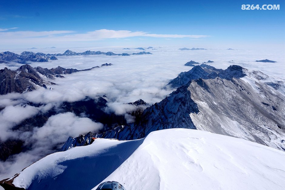 西北方向正对雪宝顶,和雪宝顶一样同属岷山山脉.