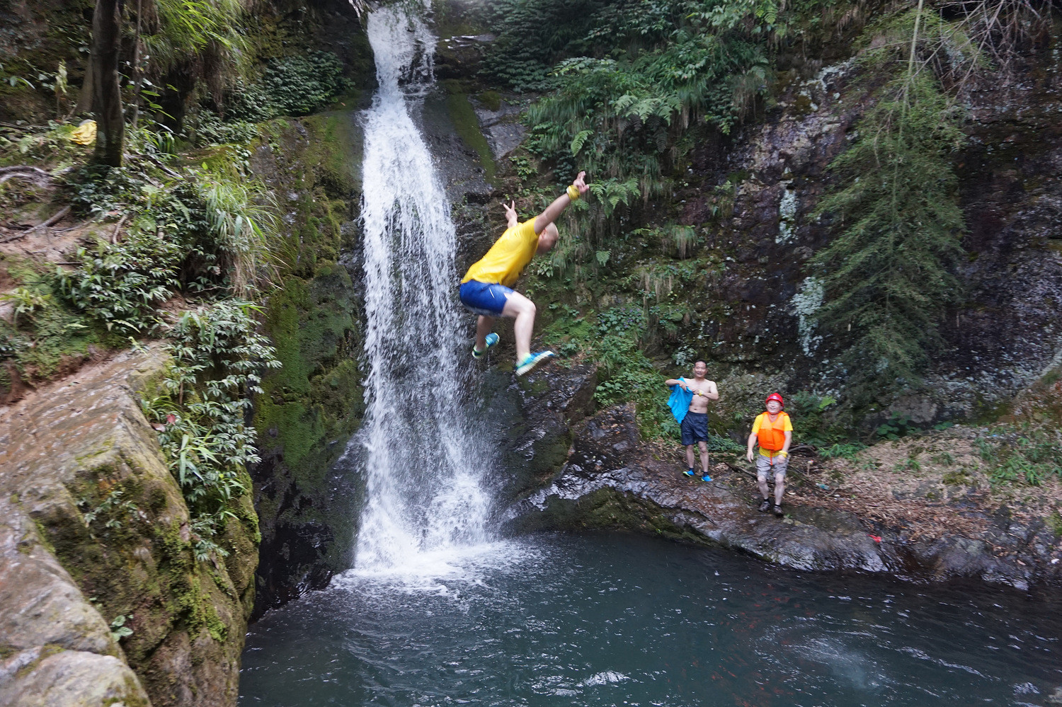 山里人粗石溯溪激情视频!看着视频是不是很凉快啊