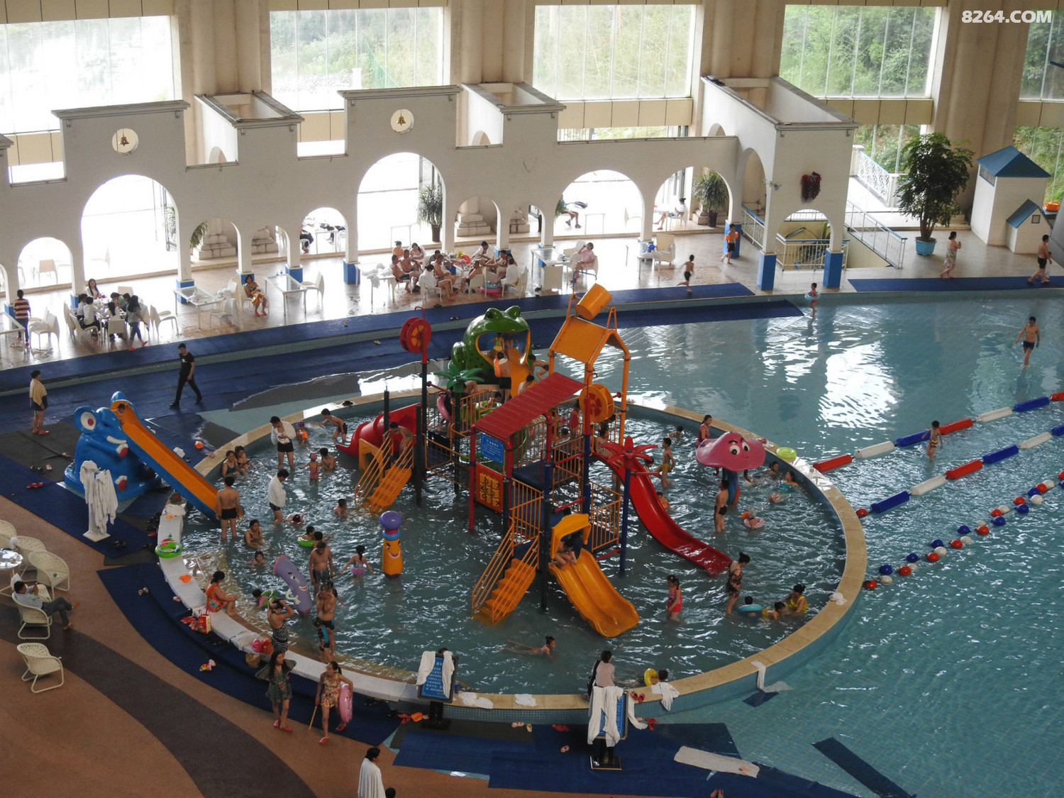 游泳馆里也有风韵