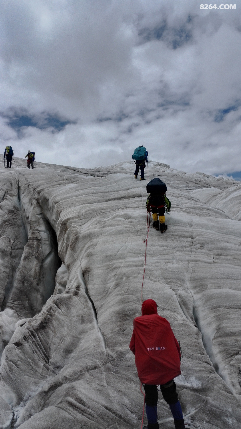 越过山丘2016自主攀登雀儿山视频