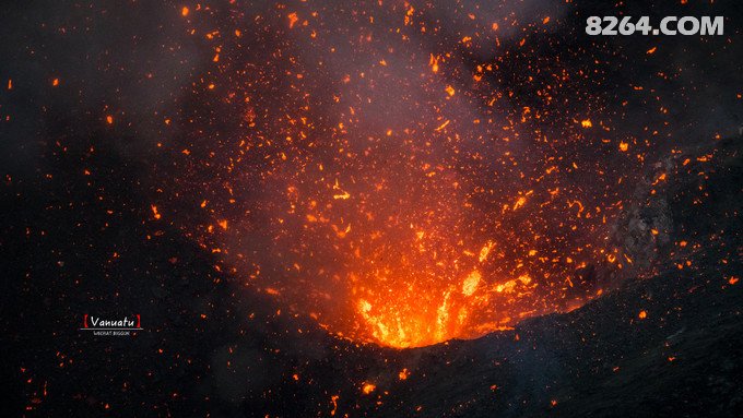 熔火之心的入口,走起~~喷涌而出的岩浆在空中飞溅.