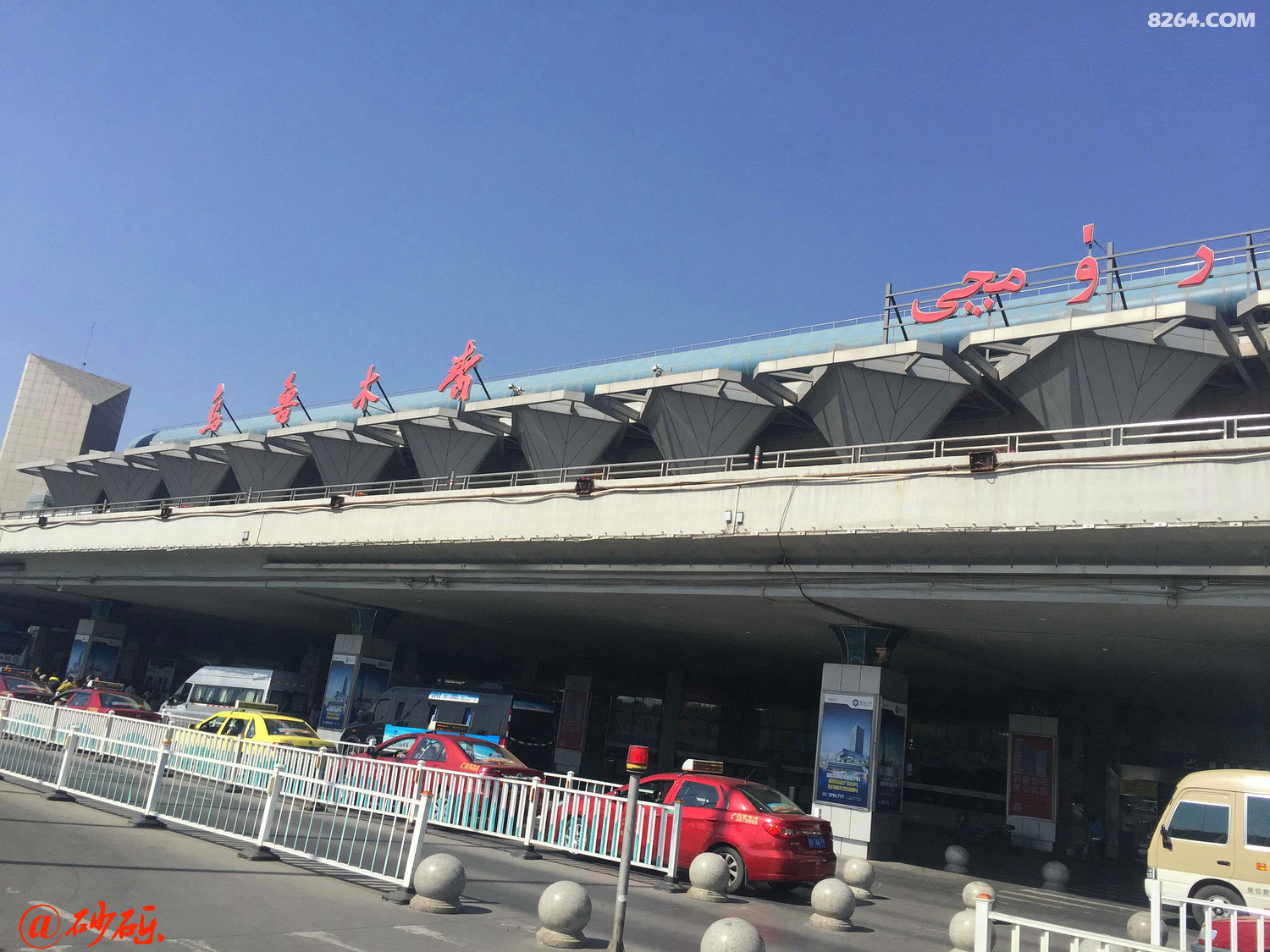 在机场的出站口还碰到了@年二大神以及他的队友,可惜她被他鸟市的同学