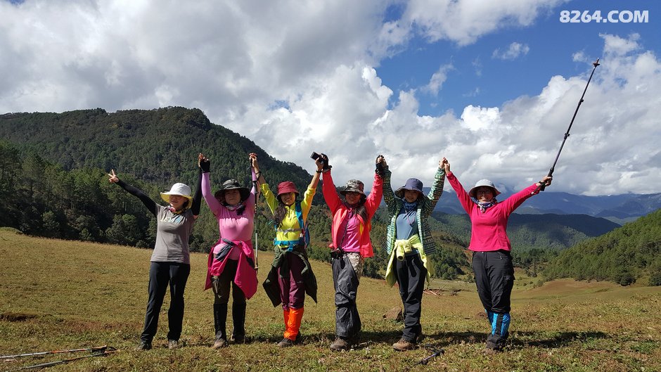 见屋脚山,每个人都兴奋不已,纷纷拍照和合影,我也找向导阿龙合影留念