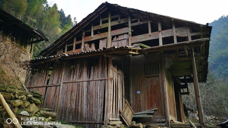道县寿雁镇空树岩村:岩边昔有古树,岁久空心,得名空树岩.