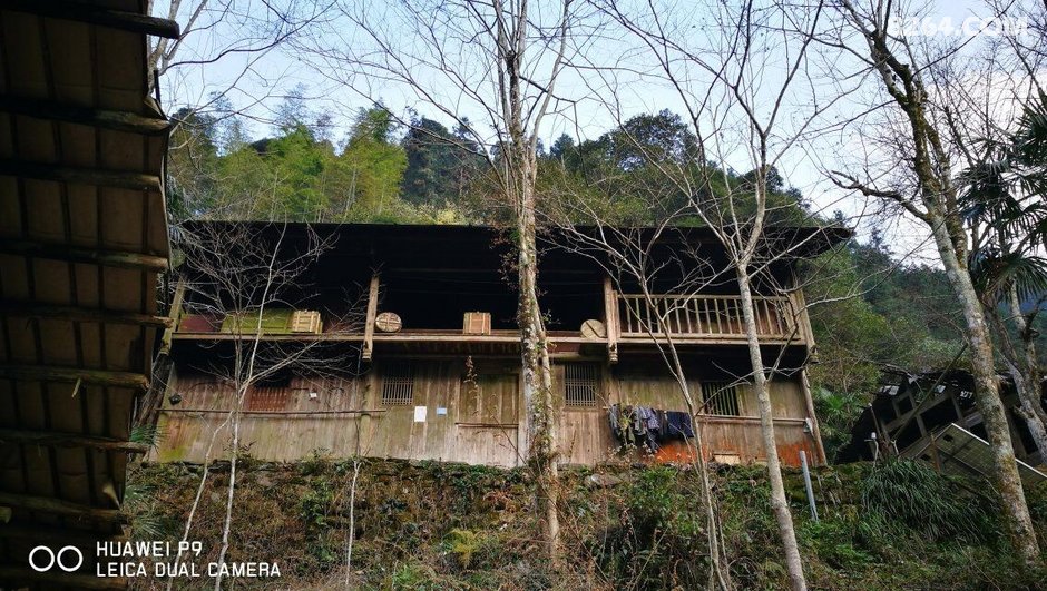 道县寿雁镇空树岩村:岩边昔有古树,岁久空心,得名空树岩.