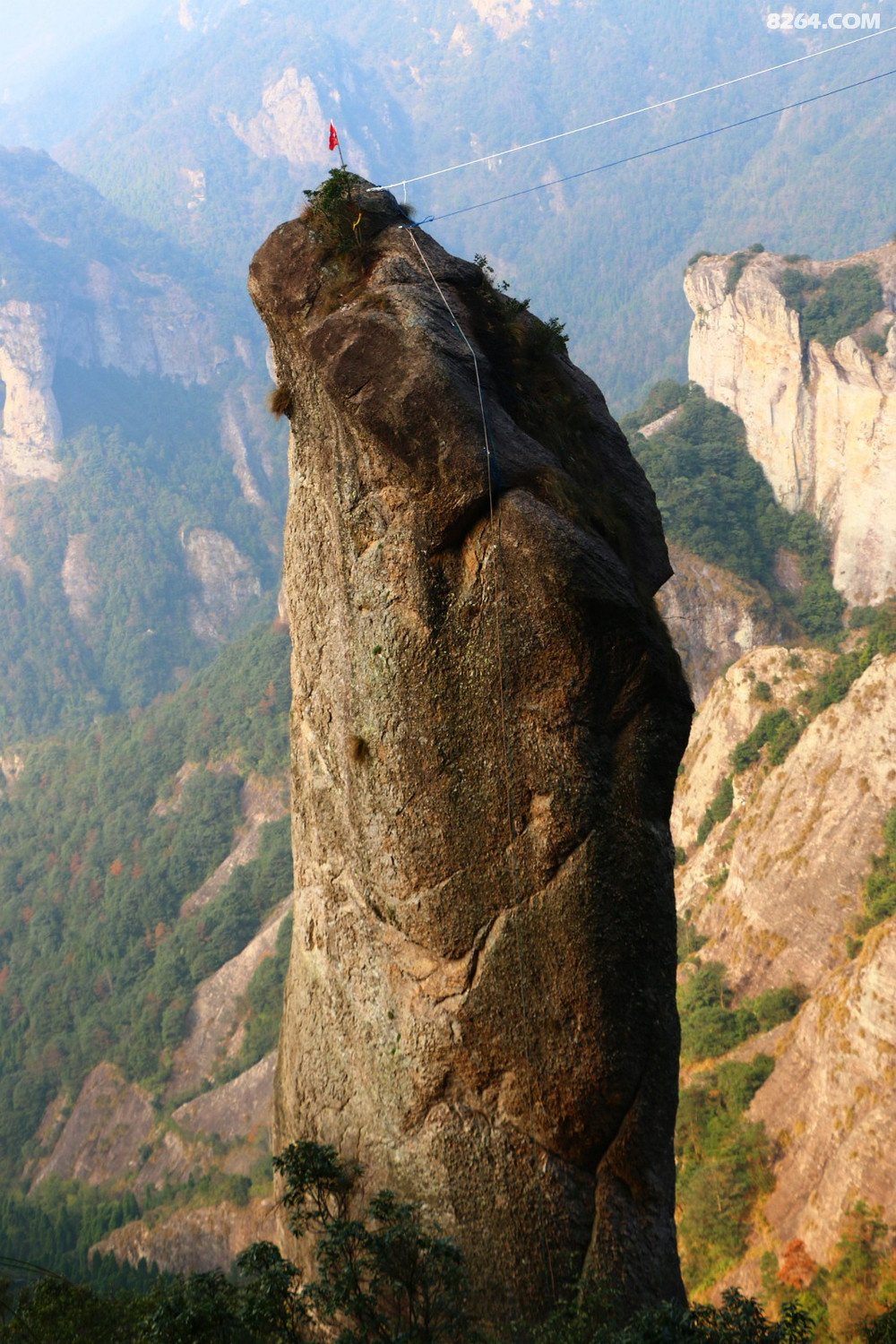 雁荡山中山荡雁金枪峰上真好汉水中山色山中水一峰之巅走两尖