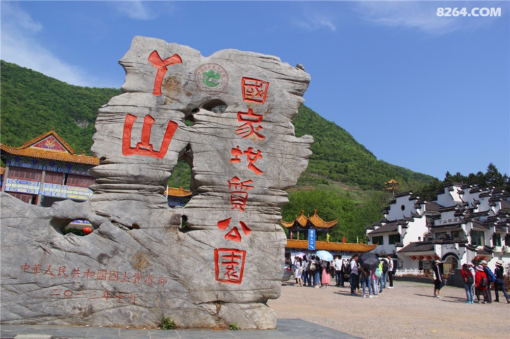 天气真给力一帮人来到安徽芜湖丫山风景区徒步游览,赏花爬山看奇石