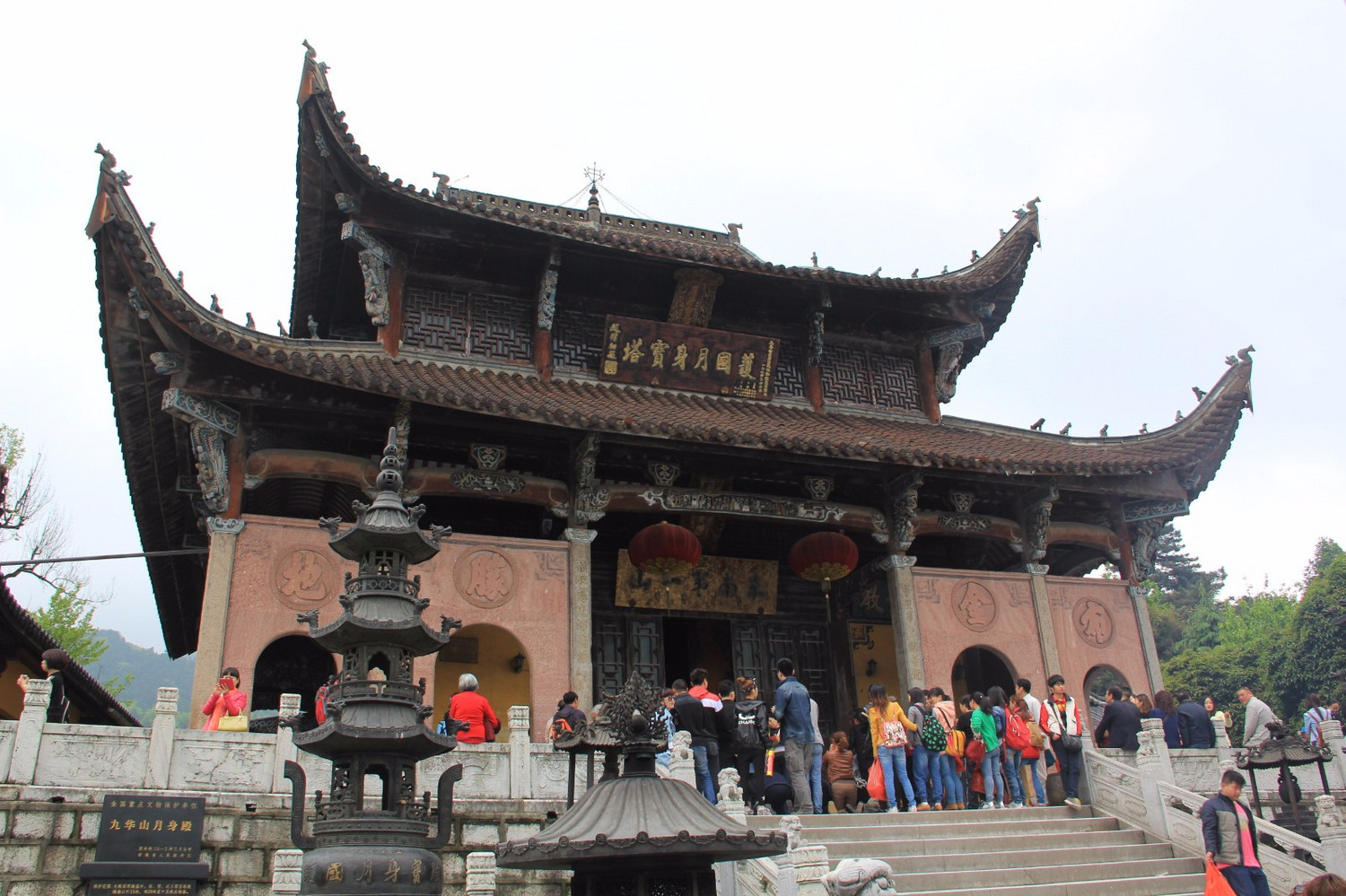 下午去看了九华山最重要的寺院,月身宝殿,就是供奉金乔觉肉身的软身