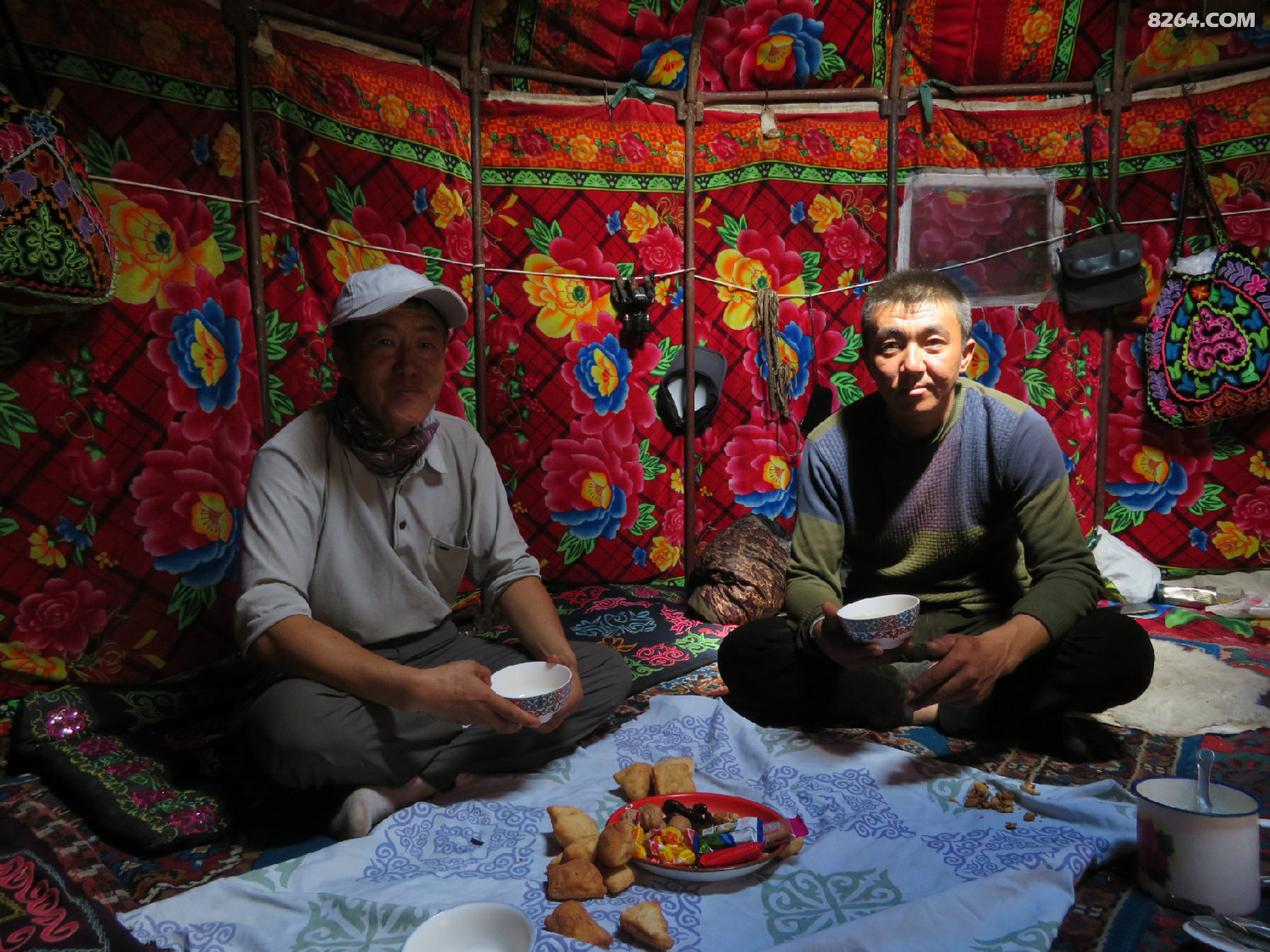中午,在石头房子哈萨克牧民家喝奶茶.