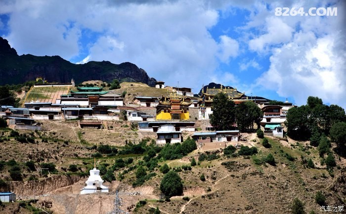 迭部县益哇乡石匣子石城藏语都叫扎尕那用咱意思说就金盆养鱼之纯自然