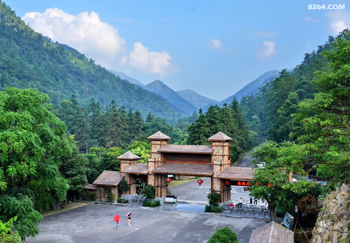 何发清 姑婆山森林公园大门.jpg